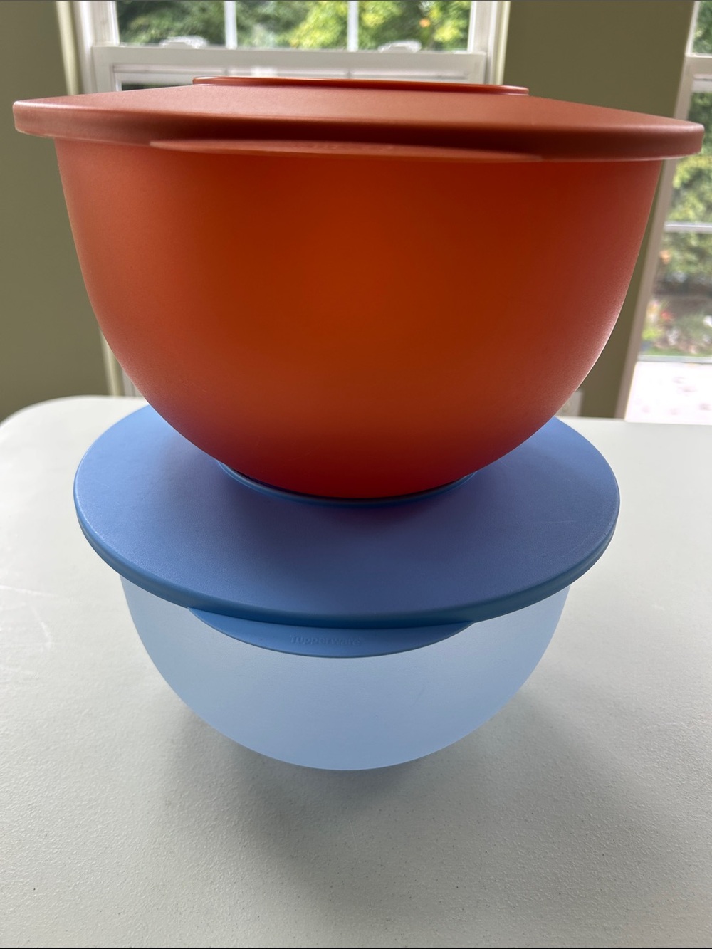 Tupperware Impressions Two-Piece Mixing Bowls with Lids & Two bonus containers